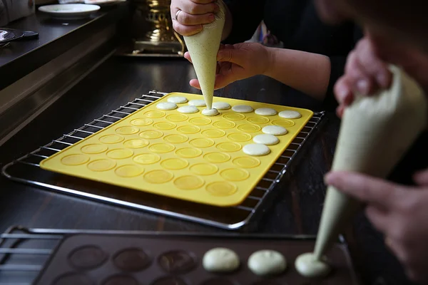 Macaron/acıbadem kurabiyesi, Fransız tatlı yapım süreci