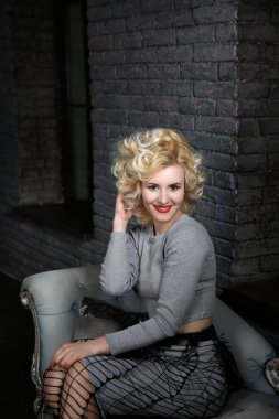 Koltukta oturan sarışın