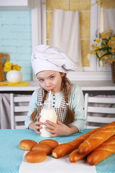 Menina em vestido de scullion posando na cozinha — Fotografia de Stock