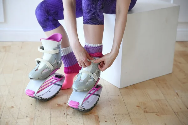 Kangoo giyen genç kadın botları atlar