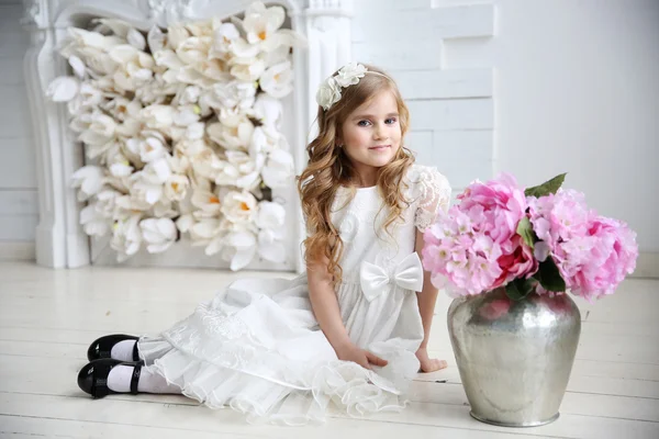 Çiçek diadem başında küçük kızla — Stok fotoğraf