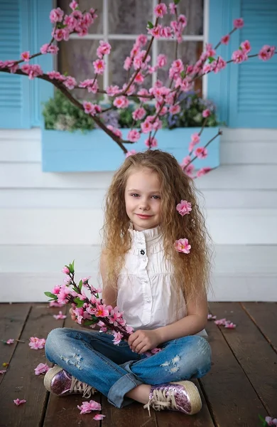 Sakura bir ev yakınındaki küçük kız — Stok fotoğraf