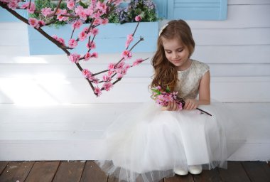 Sakura bir ev yakınındaki küçük kız