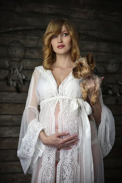 샤먼의 집에서 하얀 드레스를 입고 임신한 여자 — 스톡 사진