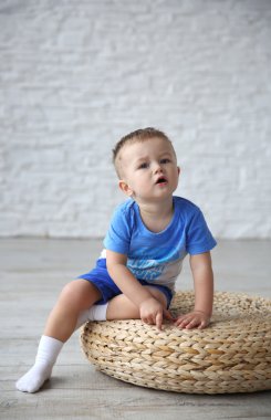 Çocuk odasında oyuncak araba ile oynamak