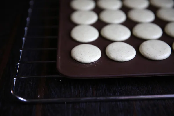制作 macaron/蛋白杏仁饼干，法式甜点的过程 — 图库照片