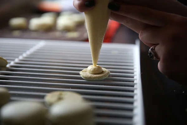 Proces tvorby macaron/zákusek makarónek, francouzský dezert — Stock fotografie