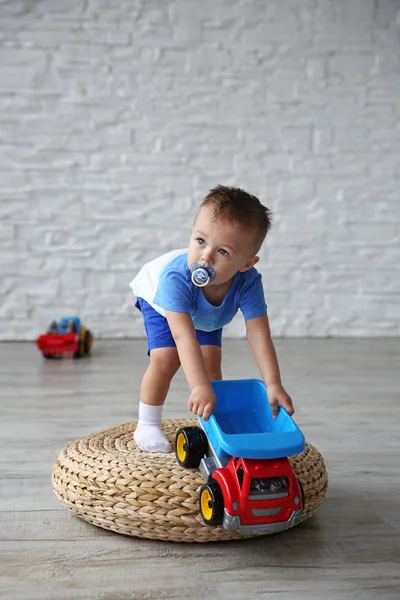 Çocuk odasında oyuncak araba ile oynamak