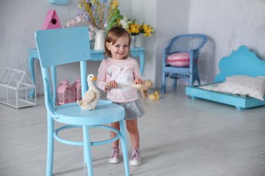 Küçük kız çocuk odasında oynarken