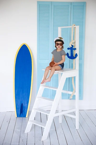 Şapka ve güneş gözlüğü cankurtaran'ın sandalyede oturan küçük kız