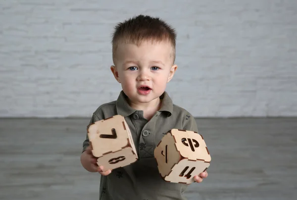 Enfant garçon jouant dans la chambre avec des blocs de jouets en bois lettre — Photo