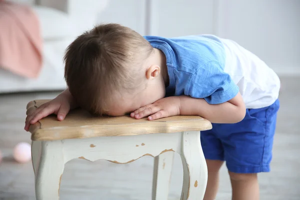 Küçük çocuk decored odasında sandalyeye ağlıyor