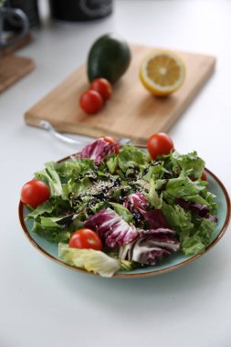 Avokado ile vejetaryen salata kasesi pişiriyorum.