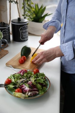 Avokado ile vejetaryen salata kasesi pişiriyorum.