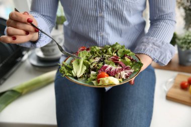 Avokado ile vejetaryen salata kasesi pişiriyorum.