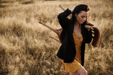 Siyah ceketli, yalnız, güçlü kız.