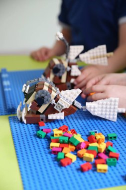 Çocuklar renkli inşaatçılar topluyor