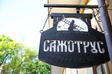 Eski bir binanın baca temizleyicisini imzala.