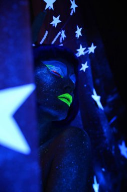 Neon yüz ifadesi. Yıldızlı ayın görüntüsünde güzel bir kız.