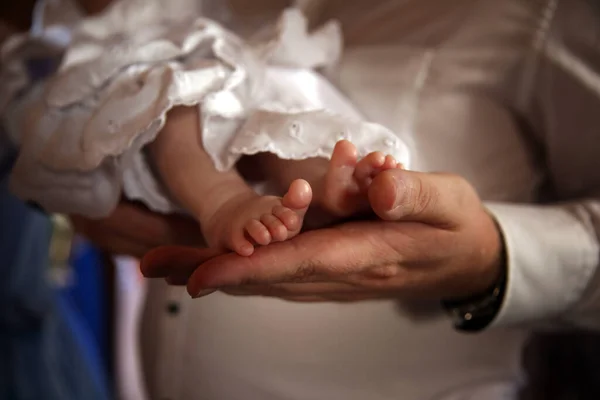 Pequeños Pies Bebé Están Palma Del Padre — Foto de Stock