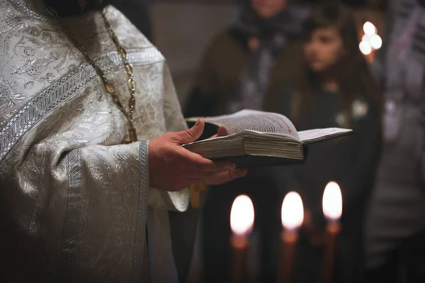 Kilisedeki rahip dua okur.