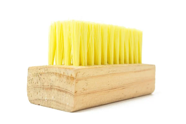 Yakın çekim, yatay çekimde, temiz bir fırça, doğal bir ahşap blok sapı ve parlak sarı sentetik kıllar. Fırça saf beyaz bir arkaplanda izole edilmiştir..