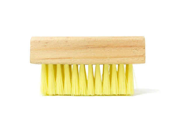 Yakın çekim, yatay çekimde, temiz bir fırça, doğal bir ahşap blok sapı ve parlak sarı sentetik kıllar. Fırça saf beyaz bir arkaplanda izole edilmiştir..