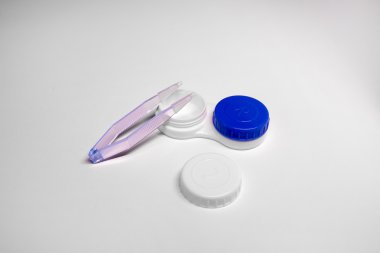 Kontakt lens kabı ve cımbız