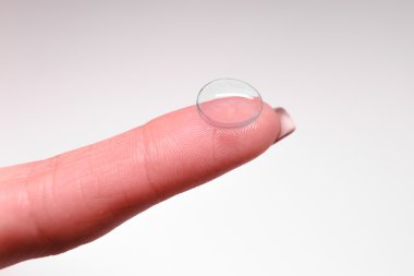 Kontakt lens parmak