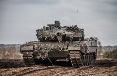 ana muharebe tankı vurmaya bulunduğu anlamına gelir.