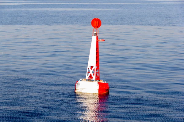 Boya amarrada blanca roja en mar azul — Foto de Stock