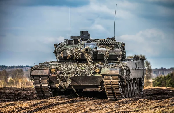 Duitse belangrijkste strijd tank staat in de positie om te schieten — Stockfoto