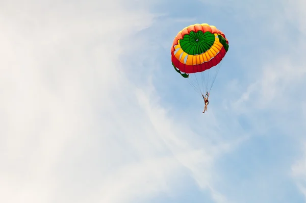 Un paracaidista vuela en el cielo azul — Foto de Stock