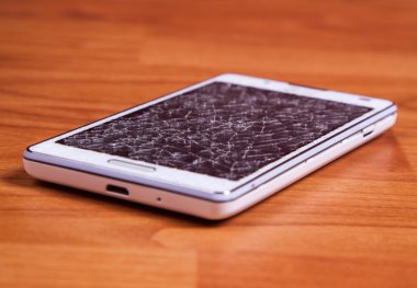 kırık ekran beyaz cep telefonu