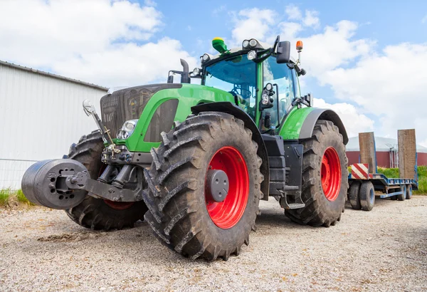 Duitse groene trekker met lage bed trailer — Stockfoto