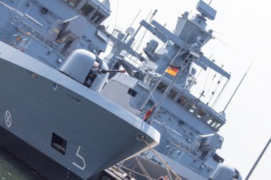 bir Harbor iki Alman Fırkateyn