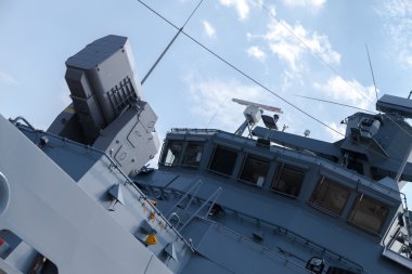 Alman Donanma corvette üzerinde çalışırken bir iskeleti füze sistemi