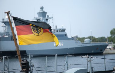 Alman Bundesdienstflagge darbeler bir savaş gemisi üzerinde