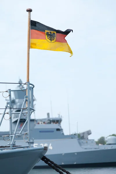 Немецкий федеральный флаг на военном корабле — стоковое фото