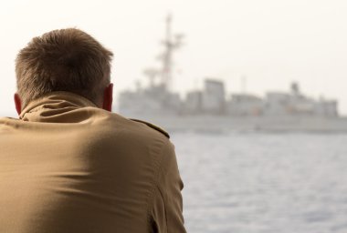 Alman savaş gemisi asker için başka bir savaş gemisi görünüyor