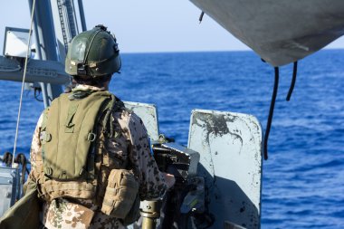 Alman asker makinalı tüfek bir sürat teknesi