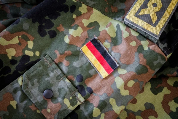 Alman askeri ceketindeki Alman bayrağı ve Şef Astsubay rozeti — Stok fotoğraf