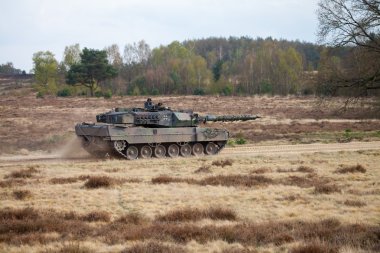 6 bir Alman ana muharebe tankı leopard 2