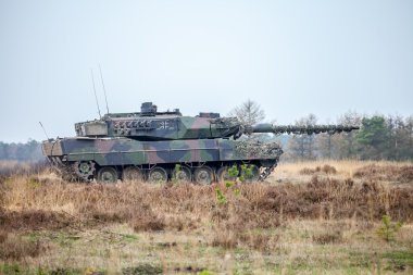 6 bir Alman ana muharebe tankı leopard 2 