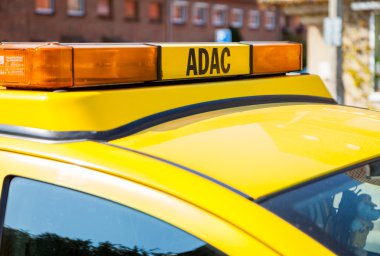 ADAC arıza Servisi araba bir sokakta duruyor