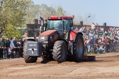  Alman büyük puma cvx 150 traktör sürücüleri yolda