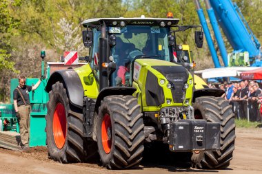 Alman claas axion traktör sürücüleri yolda