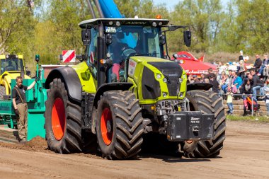Alman claas axion traktör sürücüleri yolda