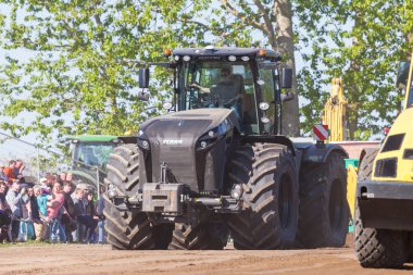 Alman claas xerion traktör sürücüleri yolda
