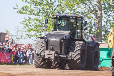Alman claas xerion traktör sürücüleri yolda